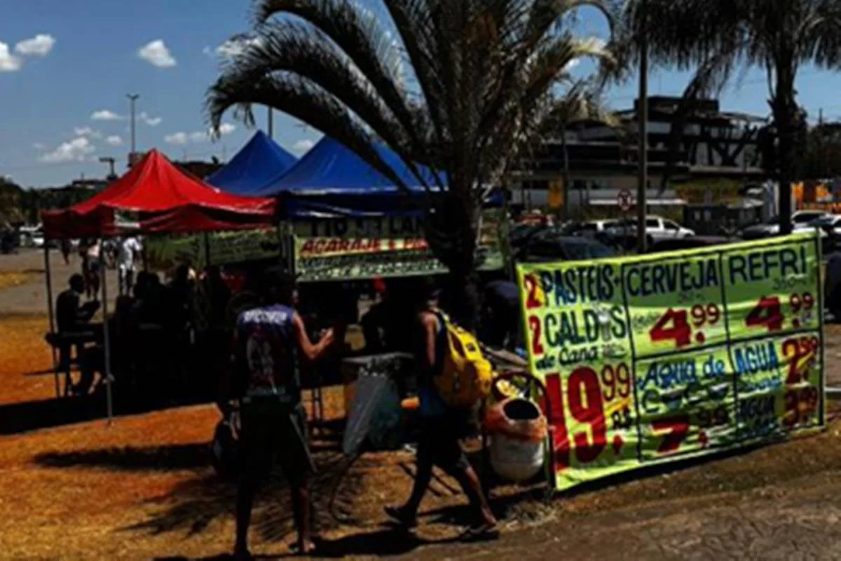 Barracas e faixas em área verde Barracas e faixas em área verde