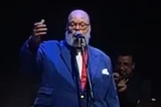 Ed Motta é atingido por rolha durante 1º show após polêmica
