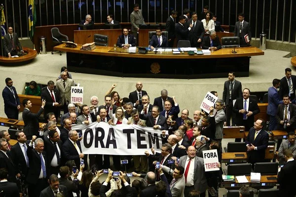 PMDB suspende deputados que votaram a favor de denúncia contra Temer