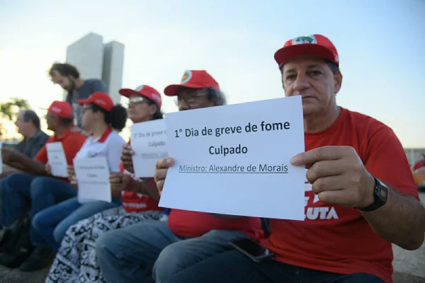 Lewandowski recebe grupo que faz greve de fome pela liberdade de Lula