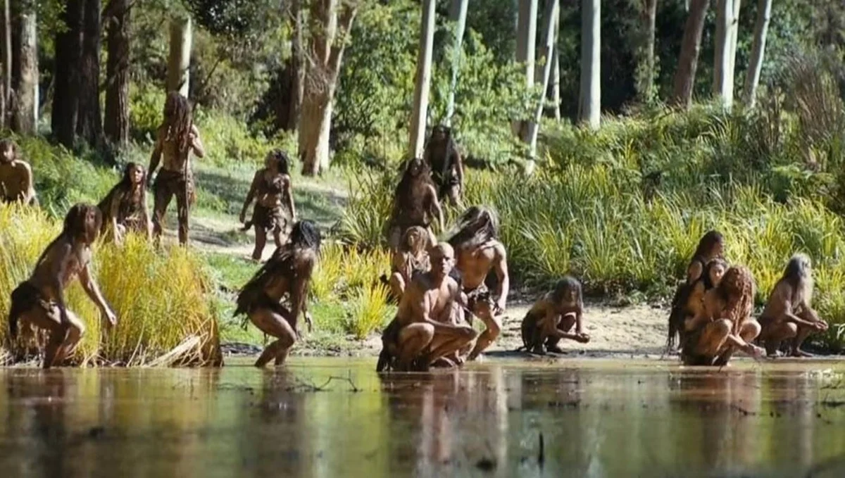 Aqui, Ball se prontifica a apresentar novos protagonistas, como o jovem macaco Noa e a humana Mae, e deixa o antigo, no que tange ao "elenco" para trás Aqui, Ball se prontifica a apresentar novos protagonistas, como o jovem macaco Noa e a humana Mae, e deixa o antigo, no que tange ao "elenco" para trás