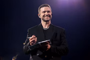 Justin Timberlake é clicado sorridente