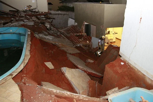 Muro cai em condomínio de Sobradinho e moradores ficam no prejuízo
