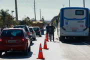 O motorista do ônibus chegou a ficar com o pé preso às ferragens, mas foi desencarcerado com sucesso pelas equipes de resgate O motorista do ônibus chegou a ficar com o pé preso às ferragens, mas foi desencarcerado com sucesso pelas equipes de resgate