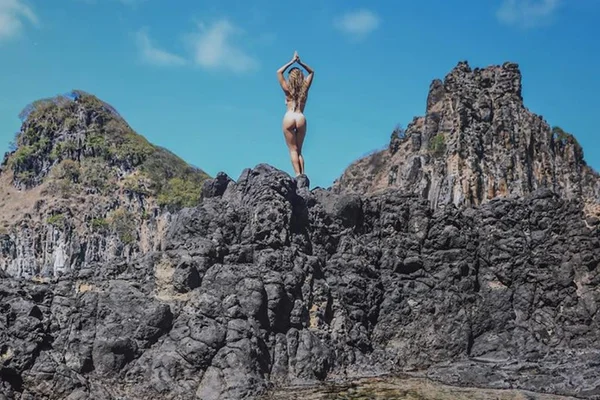 Giovanna Lancellotti curte cenário paradisíaco em Noronha