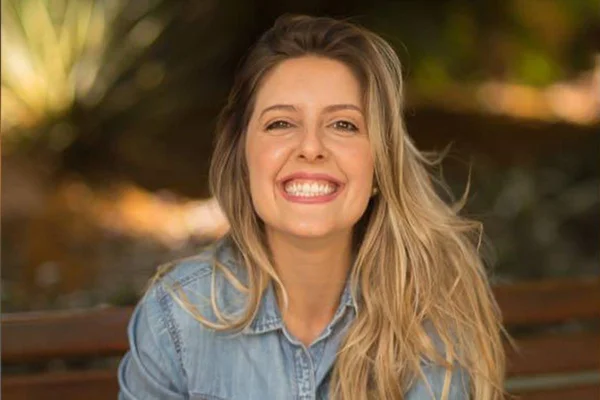 Apresentadora que viralizou dançando Joelma sonha com programa de TV