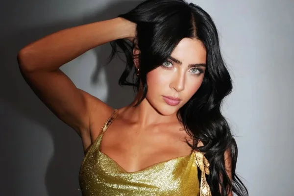Jade Picon mostra treino e abdômen definido após voltar ao Brasil