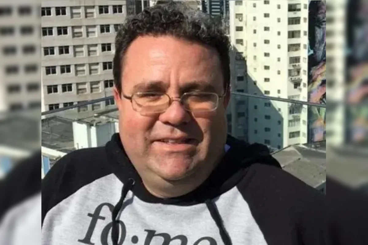 Ele foi encontrado morto amordaçado com fita e com mãos amarradas Ele foi encontrado morto amordaçado com fita e com mãos amarradas