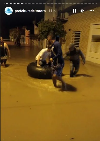 Vídeo: famílias de Itororó (BA) são resgatadas em barcos após chuva - imagem 3 Vídeo: famílias de Itororó (BA) são resgatadas em barcos após chuva - imagem 3