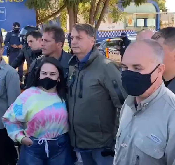 Em dia de manifestação, Bolsonaro faz passeio de moto na capital