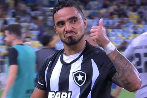 Lateral do Botafogo desativa Instagram após críticas por expulsão
