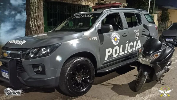 Viatura do 6° BAEP, em cor cinza chumbo, estacionada em rua - Metrópoles
