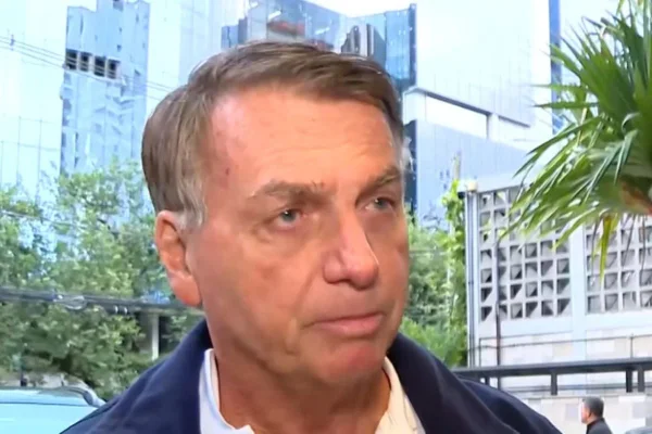 foto colorida do ex-presidente Jair Bolsonaro ao chegar ao Hospital Vila Nova Star, em SP, para exames - Metrópoles
