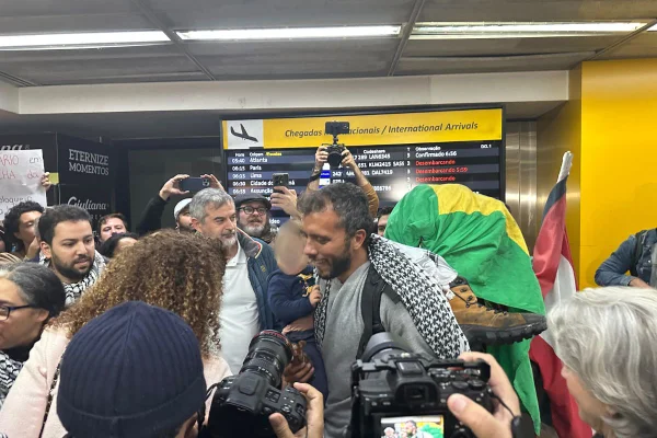 Ativista Thiago Ávila desembarcou no Aeroporto de Guarulhos na manhã desta sexta-feira (13/6) - Metrópoles
