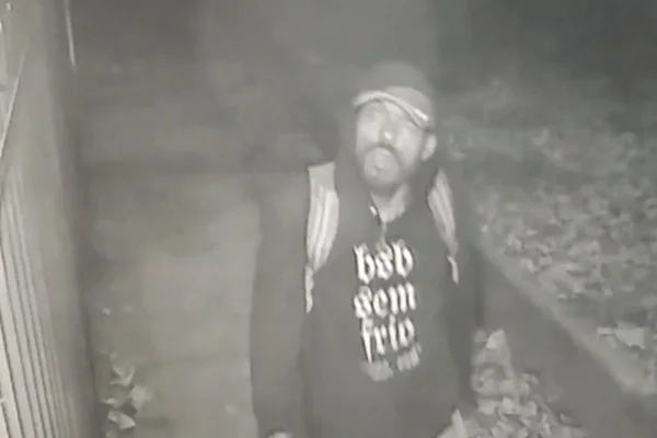imagem de câmera de segurança preta e branca de homem