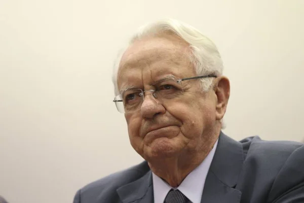 Itamaraty concede passaporte diplomático a ex-ministro do STF