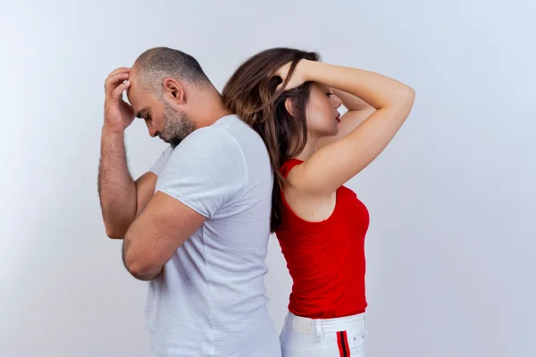 Foto colorida de mulher e homem