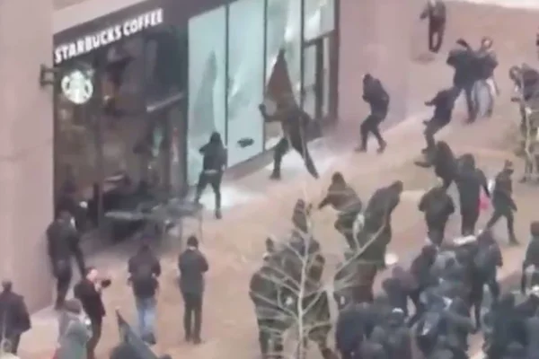 Grupo anti-Trump entra em conflito com a polícia em Washington