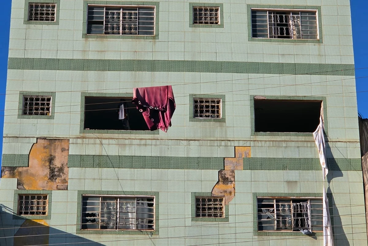 Prédio no Setor Placa das Mercedes, no Núcleo Bandeirante (DF), é interditado após explosão em apartamento Prédio no Setor Placa das Mercedes, no Núcleo Bandeirante (DF), é interditado após explosão em apartamento