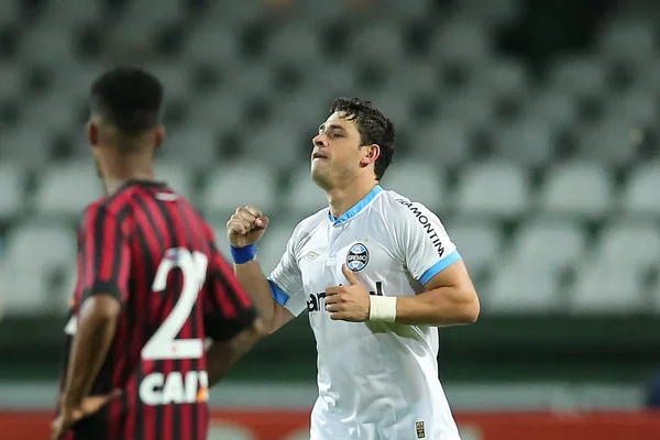 Grêmio vence Atlético-PR e mantém perseguição ao vice-líder Atlético-MG
