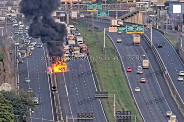 Imagem colorida de caminhão pegando fogo na Rodovia Anhanguera. Metrópoles