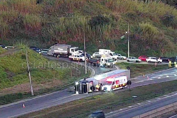 Tombamento aconteceu por volta das 6h deste domingo (3). Alça da Rodovia Anhanguera segue com interdição total às 8h30, segundo Artesp - Metrópoles