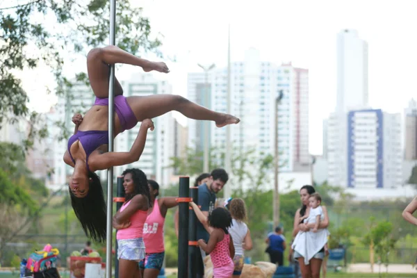 Mulheres se encontram para praticar Pole Dance em Águas Claras