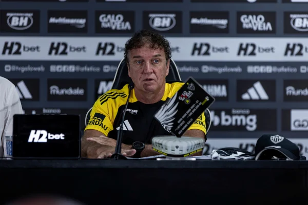 Imagem colorida do técnico Cuca