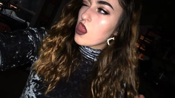 Garota descobre como ganhar dinheiro fácil no Tinder
