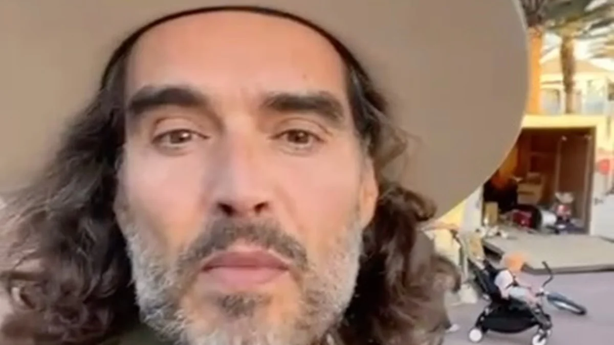 Russell Brand se pronuncia após acusações de estupro e assédio sexual