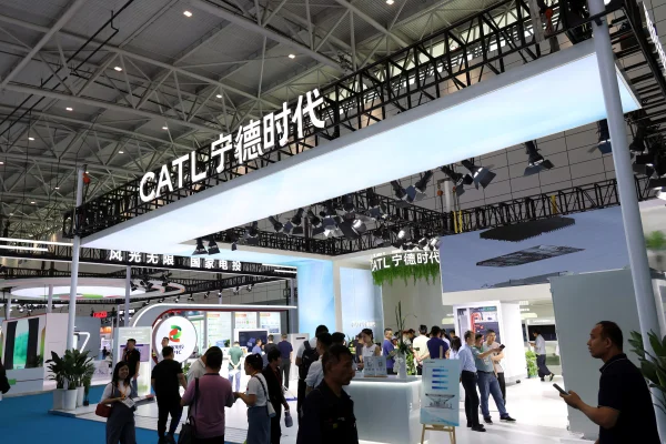 Estande da fabricante de baterias Contemporary Amperex Technology Co., Limited (CATL), em conferência sobre energia em Shandong, na China