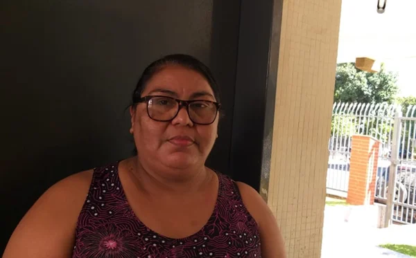 Vizinha sobre idosos encontrados sujos em casa: “Estão melhores agora”