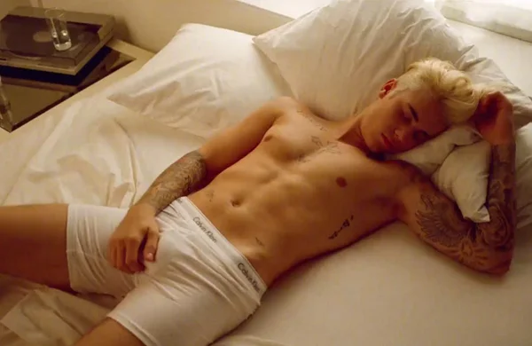 Justin Bieber posa de novo para a Calvin Klein, desta vez só de cuequinha