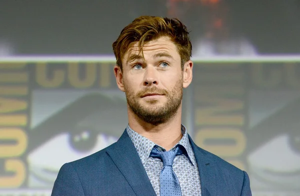 Astro de Thor encontra cobra na garagem de sua mansão