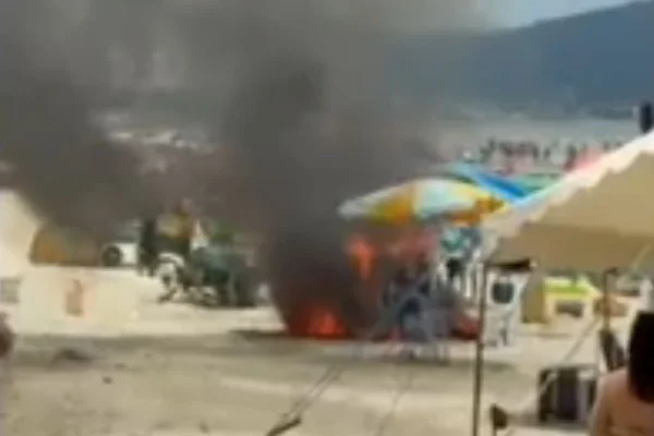 imagem colorida mostra carrinho pegando fogo em praia de Santos