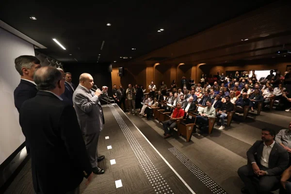 governador Ibaneis Rocha em evento de iluminação