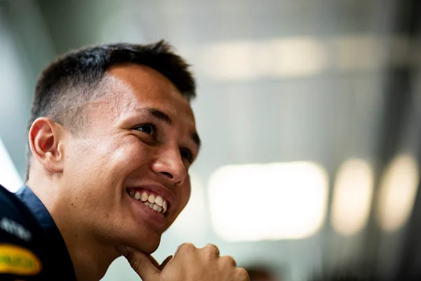 Tailandês Albon é o mais rápido no 1º treino livre em Interlagos