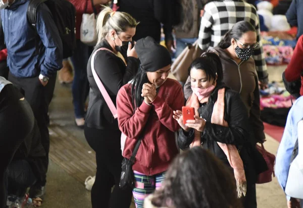 Pessoas se protegem do frio que chegou em brasília