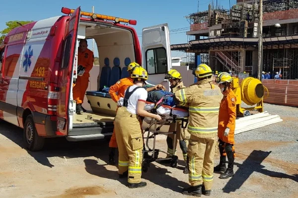 DF: quatro operários ficam feridos após queda de estrutura em obra