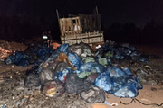 No dia seguinte, ele foi parado novamente dirigindo pelas ruas com caminhão cheio de lixo e sem documentação. No dia seguinte, ele foi parado novamente dirigindo pelas ruas com caminhão cheio de lixo e sem documentação.