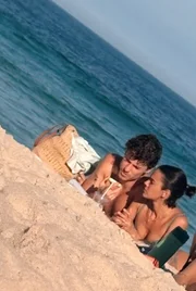 Fã fotografou Bruna Marquezine e Shawn Mendes na praia Fã fotografou Bruna Marquezine e Shawn Mendes na praia
