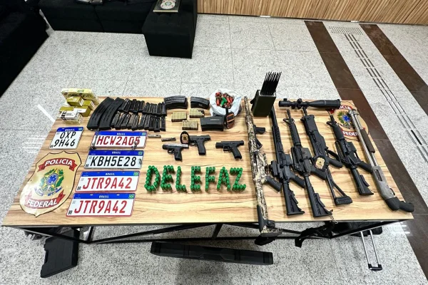 Servidor é preso com arsenal de guerra em operação contra milícia