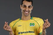 Douglas Souza posa sorridente com a blusa da Seleção Brasileira Douglas Souza posa sorridente com a blusa da Seleção Brasileira