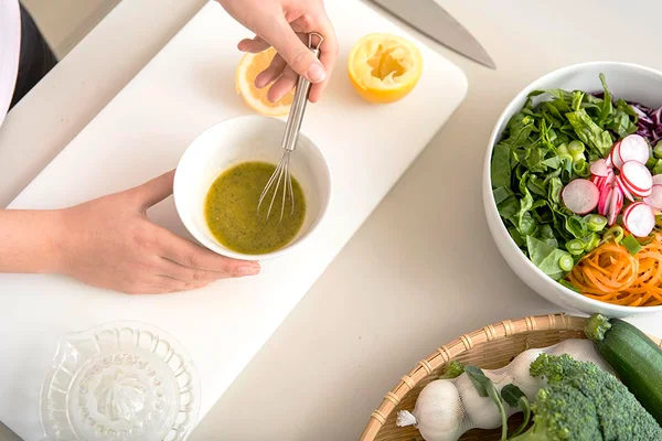 Cinco receitas de molhos de salada para você fazer em casa