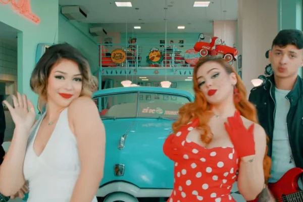 Imagem de Melody e Belle Angel no vídeo de Estúpido Cupido
