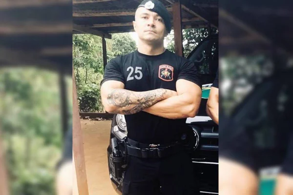 Foto colorida de homem branco de farda da PM - Metrópoles