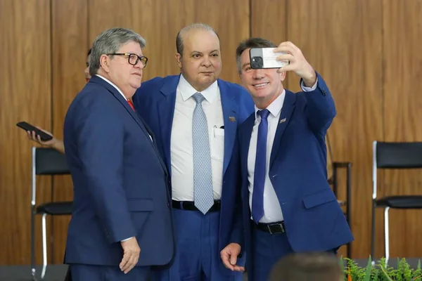 Lula assina decreto que nomeia Ibaneis integrante de conselho. Entenda
