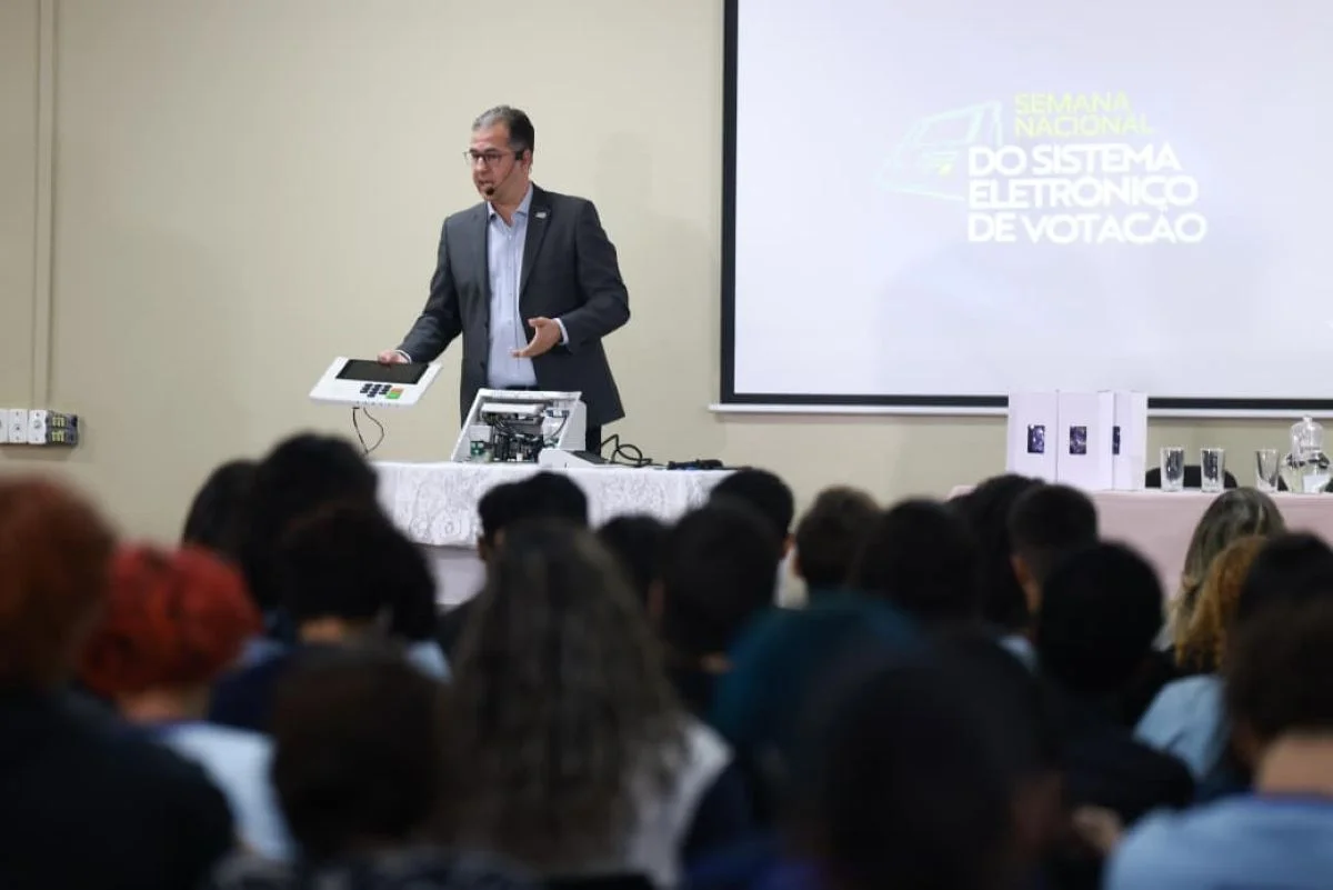 Uma urna eletrônica foi aberta diante dos estudantes do Centro de Ensino Médio Elefante Branco, na Asa Sul, nesta segunda-feira (3/8) Uma urna eletrônica foi aberta diante dos estudantes do Centro de Ensino Médio Elefante Branco, na Asa Sul, nesta segunda-feira (3/8)
