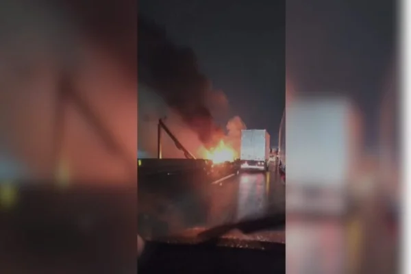 Imagem colorida, Caminhão com botijão de gás pega fogo e interdita a via toda em SC- Metrópoles