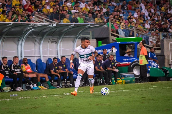 O que houve com o jogador do Coritiba que caiu desacordado em campo